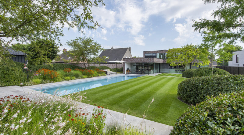 Flamboyante tuin met hoogteverschillen, gerealiseerd door Stijn Phlypo en bekroond in de wedstrijd 'De Vlaamse Tuinaannemer 2023-2024'
